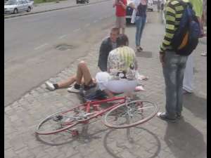 Biciclist izbit în plin de un Mercedes, la intrarea în staţia peco