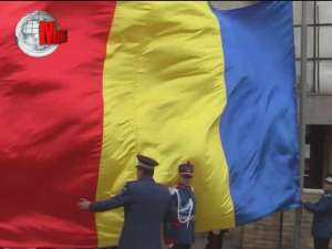 În faţa Primăriei Suceava a fost arborat steagul României