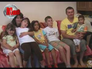 Trei copii părăsiţi de părinţi şi-au găsit o familie la Salcea