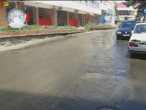 Puhoi de apă pe străzile Sucevei, de la o conductă spartă