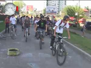 Zeci de biciclişti şi rolleri au mărşăluit pe străzile Sucevei