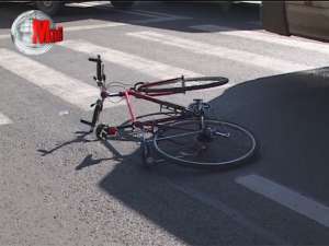 Biciclist accidentat pe trecerea de pietoni, pe Calea Obcinilor