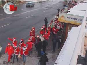 Sute de Moşi Crăciun şi Crăciuniţe au „invadat” străzile municipiului Suceava