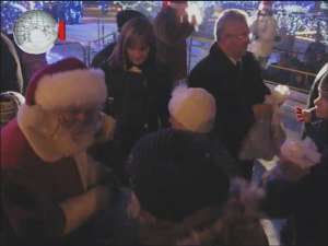 Moş Crăciun a venit cu peste 1.500 de cadouri la copiii din centrul Sucevei