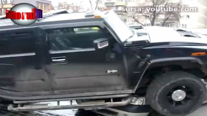 Reconcile Humane Shackle Tupeu de borfas - S-a urcat cu Hummerul pe un Logan, a avariat alte doua  masini si a fugit de la fata locului - MonitorulTV - Video News Suceava