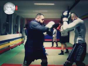 Campionul Germaniei la MMA se antrenează alături de „Ursul Carpatin” în sala de la „Unirea”