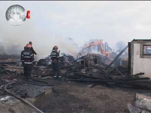 Pagube mari în două gospodării din Mihoveni, după un incendiu devastator, extins din cauza vântului