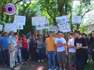 Aproape o mie de tineri, pe străzile Sucevei, împotriva drogurilor, tutunului, violenţei