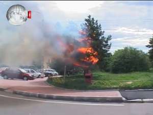Flăcări în centrul Sucevei după incendierea unui brad