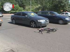 Un biciclist intimidat în trafic s-a izbit frontal într-un Audi în faţa Spitalului Judeţean
