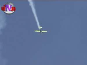 Acrobaţii aeriene spectaculoase la mitingul aviatic de pe aeroportul din Salcea