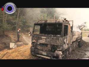 Un camion încărcat cu baloţi de paie a ars pe DN 17, la Ilişeşti