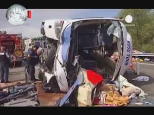 12 suceveni în autocarul răsturnat în Franţa. Printre ei, o mamă şi cei trei copii ai ei