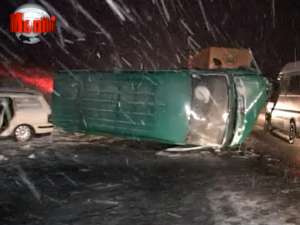 Patru răniţi în urma accidentelor cauzate de zăpada de pe carosabil: drumarii spun că nu au nici o vină