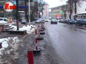 Locuri de parcare ocupate ilegal în centrul Sucevei
