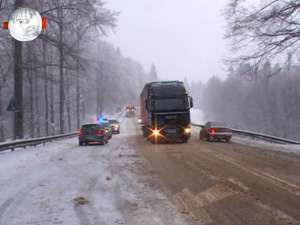 Accident în pădurea de la Ilişeşti, după ce un şofer a derapat pe zăpadă într-o curbă