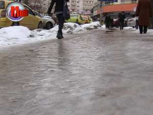 Zeci de suceveni au căzut victime ale poleiului de pe trotuarele Sucevei