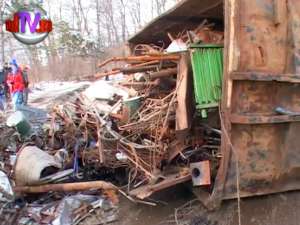 Un camion încărcat cu fier s-a răsturnat în curbă, la intrarea în Suceava dinspre Adâncata