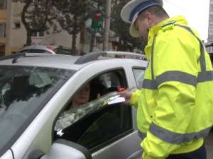 Poliţiştii, în colaborare cu Auto Mitric, le-au oferit flori femeilor de la volan