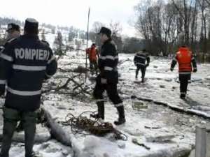 Pompierii au reuşit să înlăture riscul de inundaţii de pe râul Dorna
