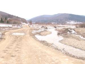 Drum asfaltat prin SAPARD şi apoi distrus de inundaţii, lăsat de izbelişte deşi era asigurat