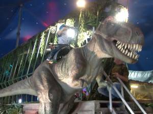 Dinozauri mişcători, în mărime naturală, expuşi în parcarea Shopping City Suceava