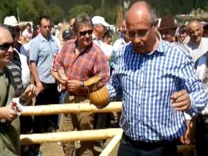 Băişanu, singurul politician care a muls o oaie la Hora Bucovinei
