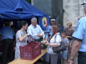 Primarul Ion Lungu a oferit 5000 de sarmale şi sticle cu apă pelerinilor veniţi la hramul Sucevei