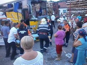 Accident cu 14 răniţi, din cauza unor buşteni căzuţi dintr-un camion cu lemne înmatriculat în Suceava