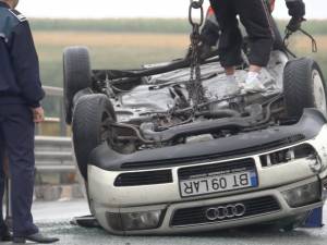Accident pe DN 17, după ce un director de firmă din Botoşani a încălecat un parapet şi s-a răsturnat