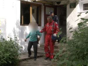 O bătrână de Suceava îşi terorizează vecinii ameninţând aproape zilnic că se sinucide