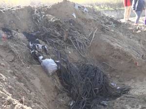 Curele uzate şi deşeuri de anvelope, îngropate pe malul râului Suceava