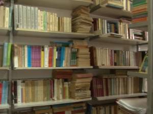 Sute de cărţi din biblioteca personală a regretatei profesoare Lucia Boroş, donate Şcolii Gimnaziale Nr. 3 Suceava
