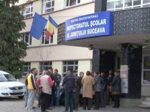 Circa 30 de profesori de la şcolile din Herla şi Slatina au refuzat să intre la ore şi au pichetat Inspectoratului Şcolar pentru a-şi primi salariile