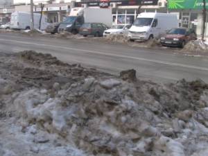 Zăpada neagră de pe străzile Sucevei, o cheltuială prea mare pentru a fi îndepărtată