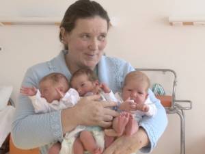 Surpriză de proporţii pentru o femeie venită să nască: a aflat că are tripleţi