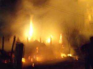 Aproximativ 50 de persoane, evacuate dintr-un bloc în flăcări. Incendiul a fost provocat intenţionat