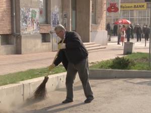 Primarul Ion Lungu a făcut curat în centrul Sucevei şi a plantat stejari pe spaţiile verzi