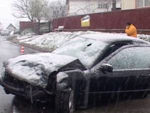 Accident pe ruta ocolitoare a Sucevei, după ce şoferul unui BMW a intrat pe contrasens