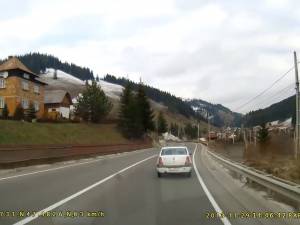 O şoferiţă care taie curbele şi depăşeşte inconştient, filmată pe DN 17