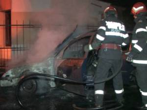 Maşina unui poliţist sucevean, cuprinsă de flăcări în miez de noapte