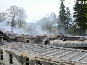 Clădirea fostului sanatoriu de la Solca, făcută scrum într-un devastator incendiu