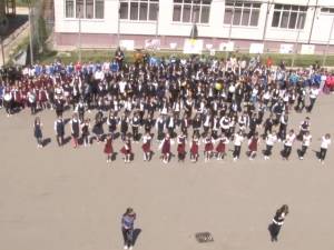 Sute de elevi ai Şcolii „Miron Costin” au dansat „Happy”, în semn de solidaritate pentru copiii cu dizabilităţi