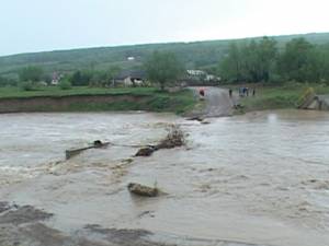 Peste 1300 de oameni aproape izolaţi la Pleşa şi Poina Micului, după ce drumul de acces a fost rupt de ape
