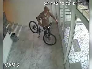 Filmat în timp ce fura o bicicletă dintr-un bloc