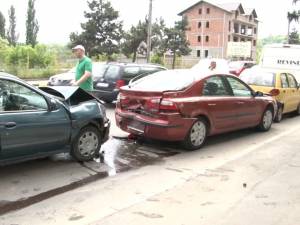 Accident în lanţ, pe Calea Unirii, după ce şoferii au plecat în trombă de la un semafor