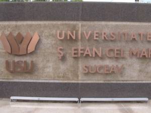 Literele de pe soclul de marmură din faţa Universităţii „Ştefan cel Mare”, smulse de vandali