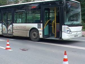 Bătrână accidentată grav pe trecerea de pietoni de un autobuz TPL
