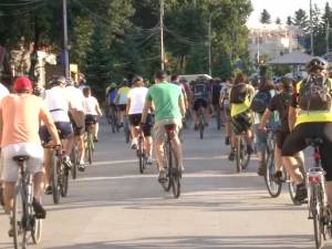 Sute de biciclişti au mărşăluit prin Suceava, cerând să li se respecte drepturile