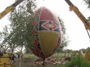 Gigantul ou încondeiat a fost mutat de lângă Muzeul Satului Bucovinean